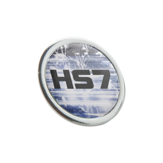 HS7 kitűző
